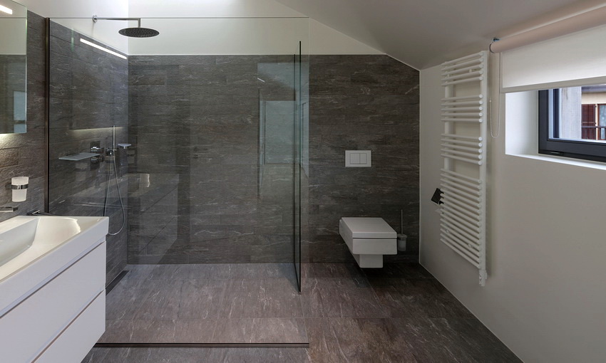 Rammeløs dusjskjerm skaper en luftig og lett atmosfære på badet Rammeløs dusjskjerm skaper en luftig og lett atmosfære på badet