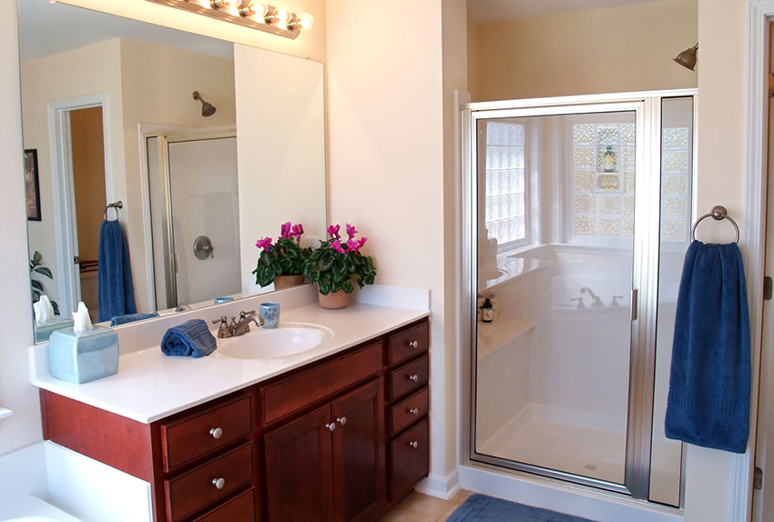 Cele mai populare tipuri de sticlă pentru dușuri sunt sticla călită, plexiglasul și triplexul Cele mai populare tipuri de sticlă pentru dușuri sunt sticla călită, plexiglasul și triplexul