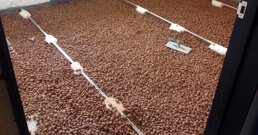 El farciment del terra amb argila expandida a les balises garantirà una superfície plana El farciment del terra amb argila expandida a les balises garantirà una superfície plana