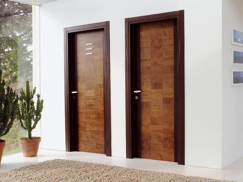 Samotné kovanie alebo plátno môže urobiť vchodové dvere do bytu originálnymi Samotné kovanie alebo plátno môže urobiť vchodové dvere do bytu originálnymi