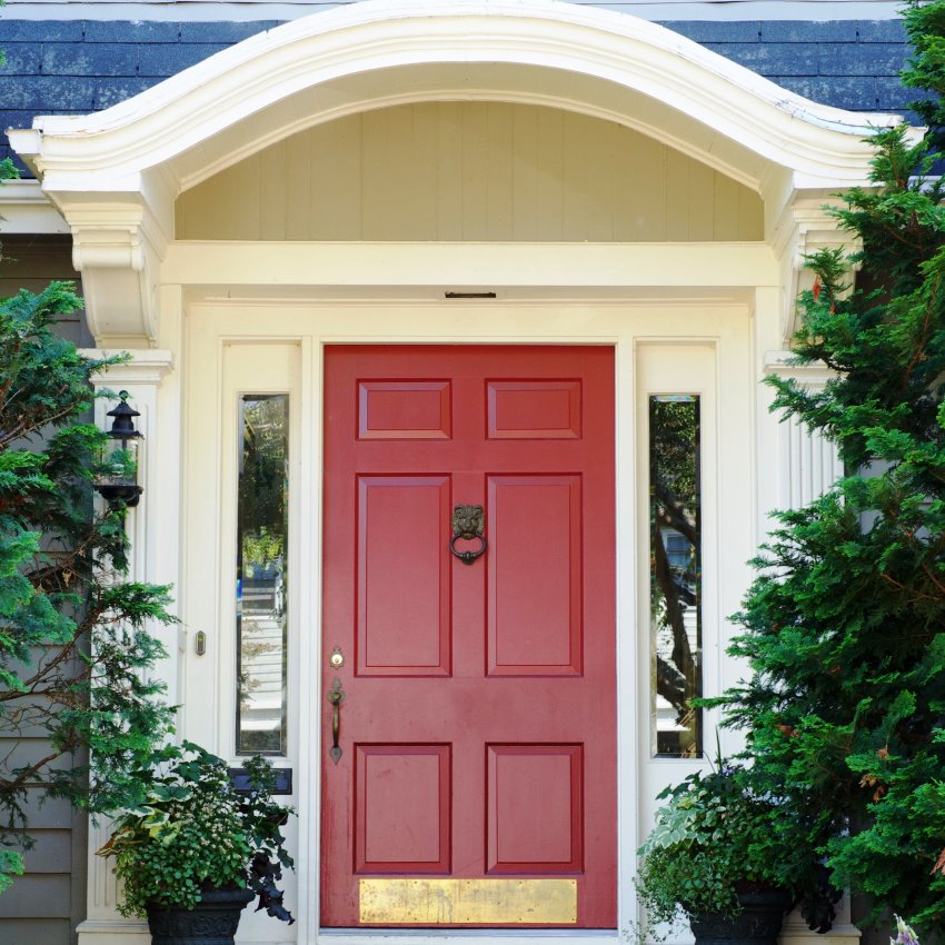 Pri inštalácii predných dverí v krajine by ste nemali šetriť na ich kvalite Pri inštalácii predných dverí v krajine by ste nemali šetriť na ich kvalite