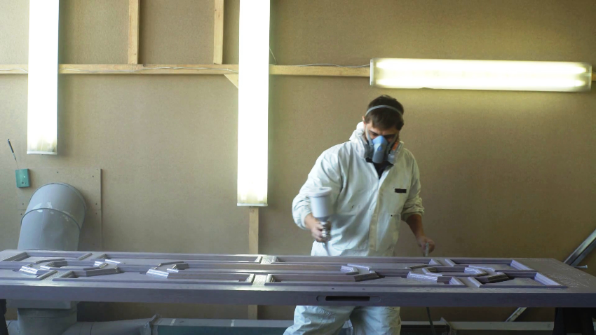 Kovanie sa inštaluje po lakovaní drevených vchodových dverí Kovanie sa inštaluje po lakovaní drevených vchodových dverí