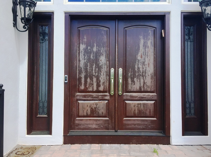 Vstupné dvere z dreva môžu byť umelo zostarnuté Vstupné dvere z dreva môžu byť umelo zostarnuté