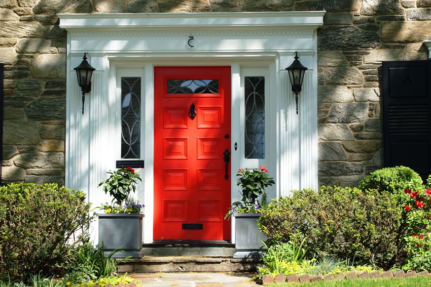 Často sú inštalované kovové vchodové dvere, ktoré sú opláštené drevom Často sú inštalované kovové vchodové dvere, ktoré sú opláštené drevom