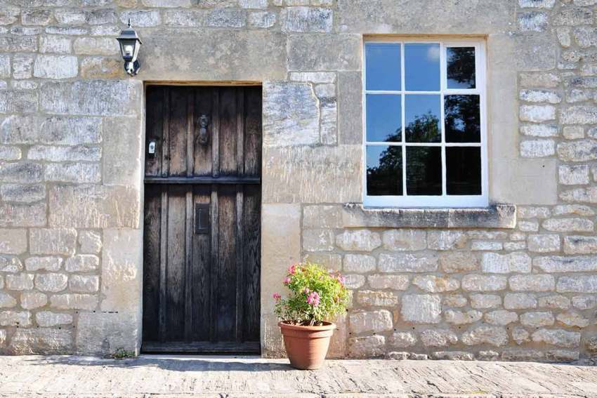 Ak sú dvere vyrobené z hustého materiálu a vážia dosť veľa, potom je lepšie pridať ďalšie pánty Ak sú dvere vyrobené z hustého materiálu a vážia dosť veľa, potom je lepšie pridať ďalšie pánty