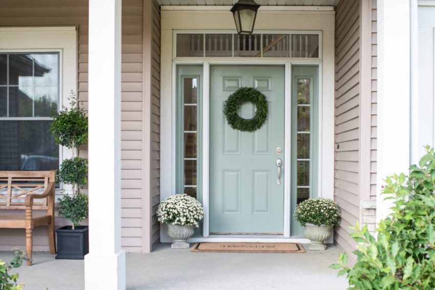 V súkromnom dome by mali byť drevené vchodové dvere doplnené parapetom a priezorom V súkromnom dome by mali byť drevené vchodové dvere doplnené parapetom a priezorom