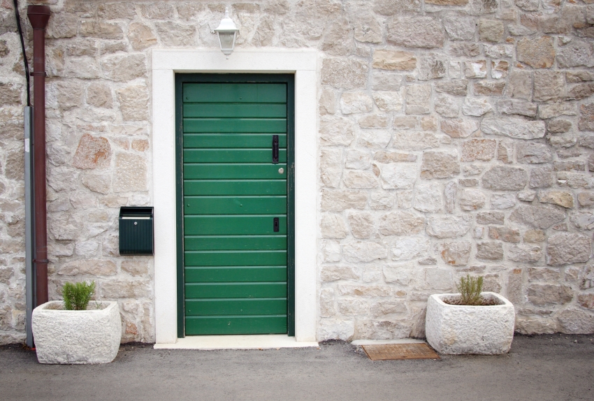 Farby, ktoré sa používajú na natretie dverí, musia byť odolné voči vlhkosti a musia zabrániť hnitiu krídla Farby, ktoré sa používajú na natretie dverí, musia byť odolné voči vlhkosti a musia zabrániť hnitiu krídla