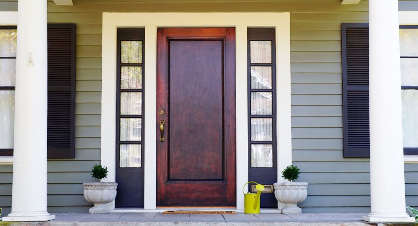 Takmer všetky vchodové dvere z dreva majú krídlovú konštrukciu Takmer všetky vchodové dvere z dreva majú krídlovú konštrukciu