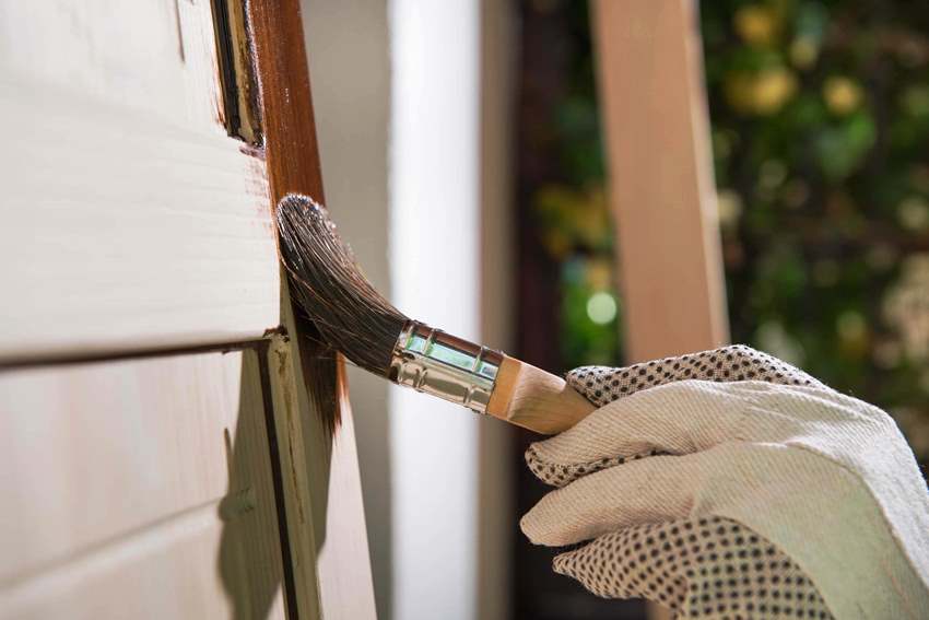 Staré dvere môžete obnoviť v dielni alebo vlastnými rukami. Staré dvere môžete obnoviť v dielni alebo vlastnými rukami.