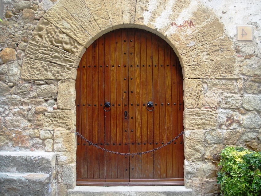 Krídlo vstupných drevených dverí musí byť vyrobené z pevného dreva a zároveň musí byť dostatočne silné Krídlo vstupných drevených dverí musí byť vyrobené z pevného dreva a zároveň musí byť dostatočne silné