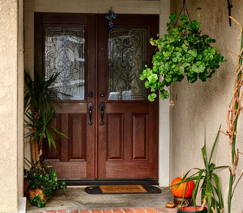 עלות דלתות כניסה עם משטחי זכוכית ופרזול דקורטיבי גבוהה מאוד עלות דלתות כניסה עם משטחי זכוכית ופרזול דקורטיבי גבוהה מאוד