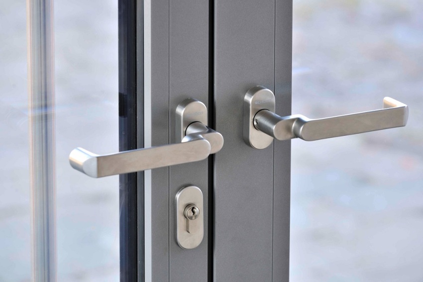 ידית דלת הכניסה צריכה להיות לא רק חזקה, אמינה ופרקטית, אלא גם נוחה ידית דלת הכניסה צריכה להיות לא רק חזקה, אמינה ופרקטית, אלא גם נוחה