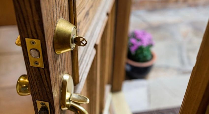 לרוב, הדלת כבר מצוידת במערכת נעילה מורכבת, כמו גם במנגנון נגד פריצה. לרוב, הדלת כבר מצוידת במערכת נעילה מורכבת, כמו גם במנגנון נגד פריצה.