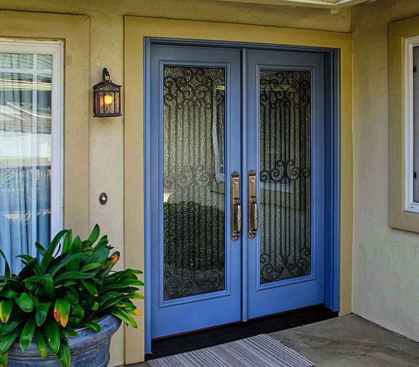 כדי להבטיח אבטחה מוגברת, ניתן להתקין סורג מרותך או מזויף על דלתות הכניסה עם זכוכית כדי להבטיח אבטחה מוגברת, ניתן להתקין סורג מרותך או מזויף על דלתות הכניסה עם זכוכית