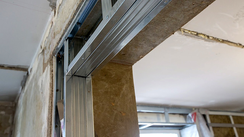 Il est nécessaire d'aligner le cadre en utilisant le niveau du bâtiment, en se concentrant sur l'extrémité du mur Il est nécessaire d'aligner le cadre en utilisant le niveau du bâtiment, en se concentrant sur l'extrémité du mur