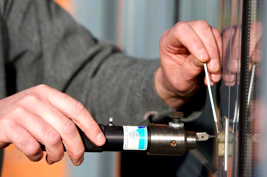 Pour que les mécanismes de porte fonctionnent longtemps et efficacement, ils doivent être nettoyés de la saleté et lubrifiés Pour que les mécanismes de porte fonctionnent longtemps et efficacement, ils doivent être nettoyés de la saleté et lubrifiés