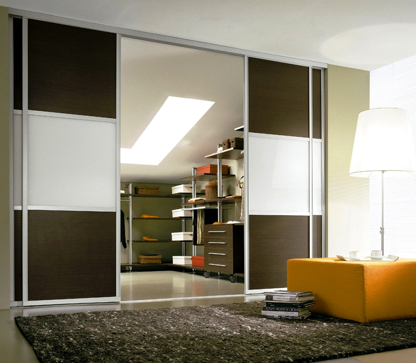 Il y a souvent des feuilles d'aluminium avec des inserts en verre Il y a souvent des feuilles d'aluminium avec des inserts en verre