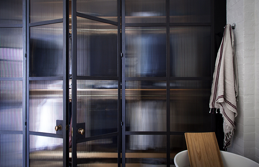 Le verre à motifs givrés dans la porte est impressionnant et original Le verre à motifs givrés dans la porte est impressionnant et original