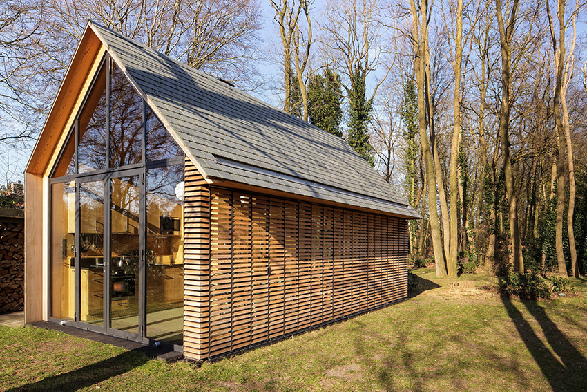 Ha a dacha erdei zónában található, akkor nem ajánlott a tájat túl sok dekoratív elemmel terhelni. Ha a dacha erdei zónában található, akkor nem ajánlott a tájat túl sok dekoratív elemmel terhelni.