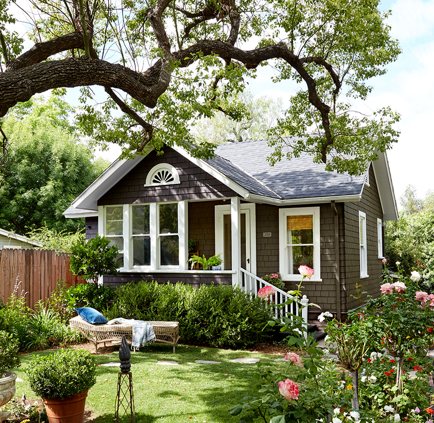 A magas kerítés vagy sövény megoldja a szomszédok problémáját A magas kerítés vagy sövény megoldja a szomszédok problémáját