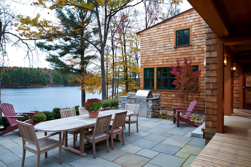 A tó partján lévő ház közelében található terasz maximális kikapcsolódást kínál A tó partján lévő ház közelében található terasz maximális kikapcsolódást kínál