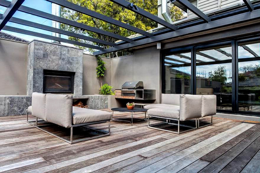 Az ülősarokkal ellátott Pergola vagy pavilon szabadon álló vagy a házhoz rögzíthető Az ülősarokkal ellátott Pergola vagy pavilon szabadon álló vagy a házhoz rögzíthető