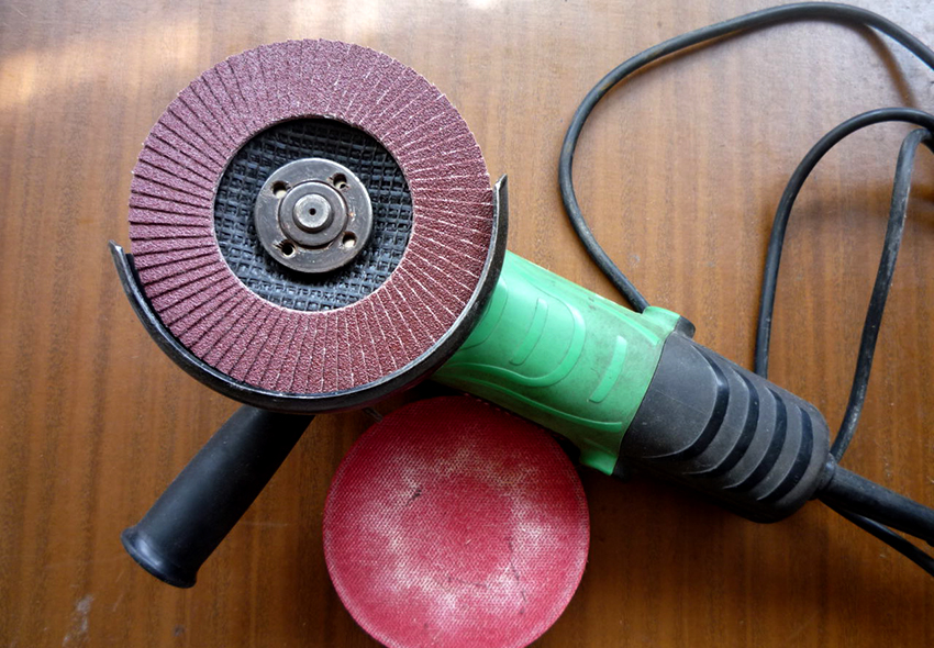 Zum Grobpolieren werden Bürsten, Stirnräder und Schruppscheiben verwendet Zum Grobpolieren werden Bürsten, Stirnräder und Schruppscheiben verwendet