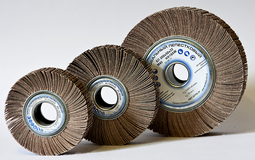 Klappenräder bestehen aus Sandpapier und dienen der schonenden Materialbearbeitung Klappenräder bestehen aus Sandpapier und dienen der schonenden Materialbearbeitung