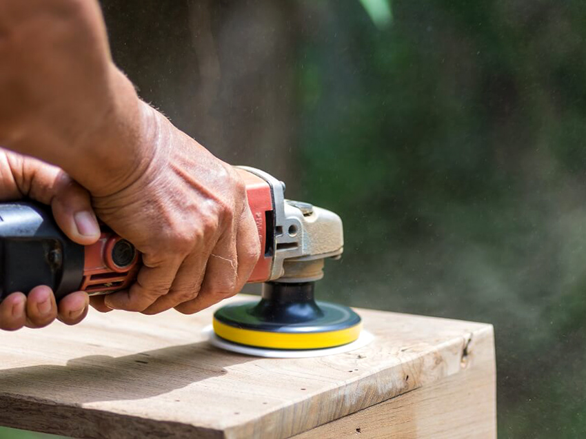 Mit weichen Schleifaufsätzen können Sie die Oberfläche des Holzes in einen idealen Zustand bringen Mit weichen Schleifaufsätzen können Sie die Oberfläche des Holzes in einen idealen Zustand bringen