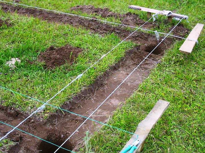 Κατά τη διαδικασία οργάνωσης της βάσης του καυσόξυλου, προετοιμάζεται ένα λάκκο για κάθε πυλώνα Κατά τη διαδικασία οργάνωσης της βάσης του καυσόξυλου, προετοιμάζεται ένα λάκκο για κάθε πυλώνα