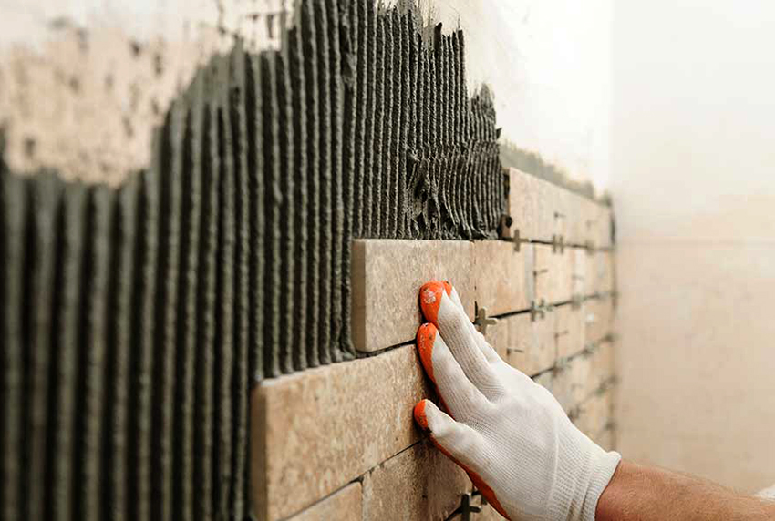 Πλακάκια ή πέτρα είναι κατάλληλα για επένδυση τοίχου στο ντους. Πλακάκια ή πέτρα είναι κατάλληλα για επένδυση τοίχου στο ντους.