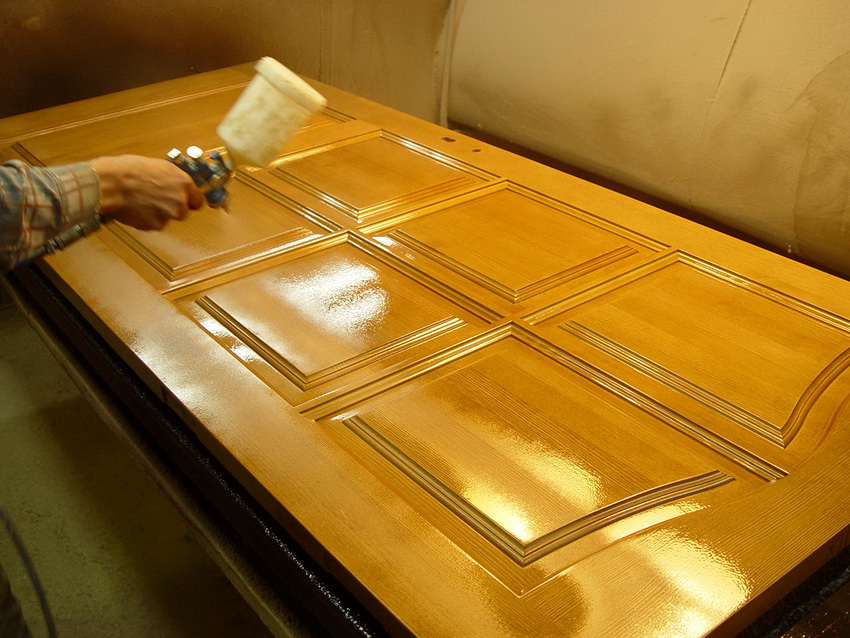 Le revêtement de la porte avec du vernis protège la surface des dommages mécaniques et prolonge sa durée de vie Le revêtement de la porte avec du vernis protège la surface des dommages mécaniques et prolonge sa durée de vie