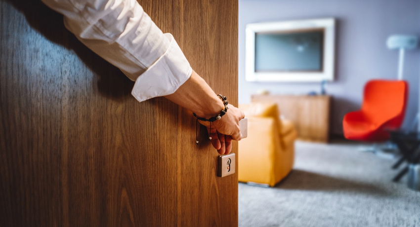 Le principal avantage d'une porte intérieure en bois est qu'elle est fabriquée dans un matériau naturel respectueux de l'environnement. Porte intérieure en bois: une variété de modèles pour tous les goûts