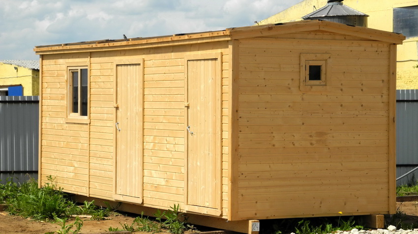 Blocos de utilidades temporários são instalados em canteiros de obras para fornecer conveniência aos trabalhadores Blocos de utilidades temporários são instalados em canteiros de obras para fornecer conveniência aos trabalhadores