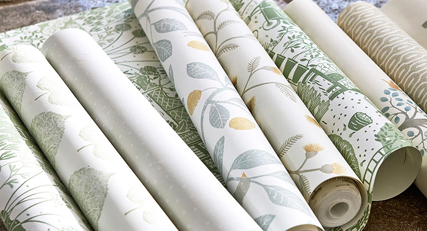 Semasa melekatkan kertas dinding, dengan mempertimbangkan corak yang sesuai, anda memerlukan gulungan tambahan untuk menghiasi dinding di atas bukaan Semasa melekatkan kertas dinding, dengan mempertimbangkan corak yang sesuai, anda memerlukan gulungan tambahan untuk menghiasi dinding di atas bukaan