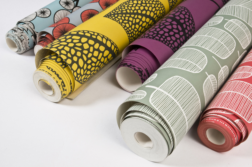 Untuk menjimatkan kertas dinding, anda boleh menggunakan kepingan yang tersisa dari gulungan padat untuk bahagian dinding yang kecil Untuk menjimatkan kertas dinding, anda boleh menggunakan kepingan yang tersisa dari gulungan padat untuk bahagian dinding yang kecil