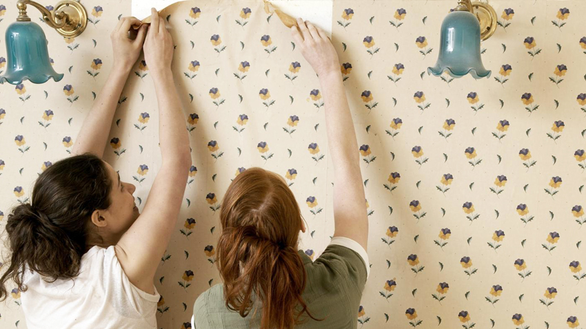 Semasa menampal dinding dengan kertas dinding, anda harus memperhatikan gambarnya Semasa menampal dinding dengan kertas dinding, anda harus memperhatikan gambarnya