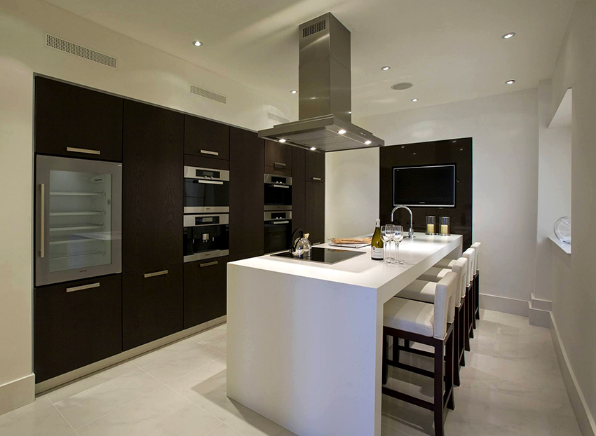 A szigeten lévő függönyök a mennyezethez vannak rögzítve, a doboz lehet kerek vagy téglalap alakú A szigeten lévő függönyök a mennyezethez vannak rögzítve, a doboz lehet kerek vagy téglalap alakú