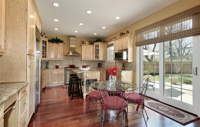 Stiklo viršus vizualiai palengvina dizainą ir padidina erdvę Stiklo viršus vizualiai palengvina dizainą ir padidina erdvę