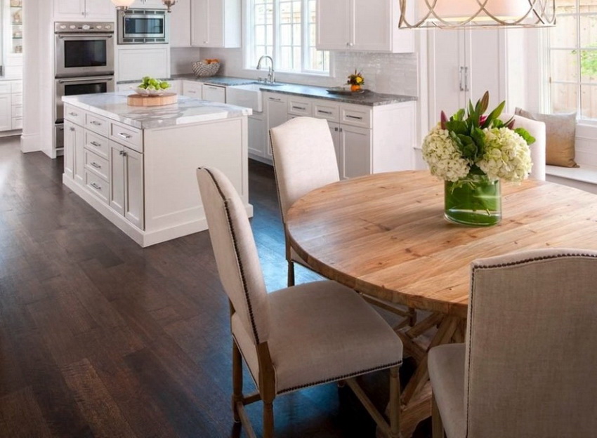 Apvalus stalas iš natūralios medienos suteikia interjerui natūralumo Apvalus stalas iš natūralios medienos suteikia interjerui natūralumo