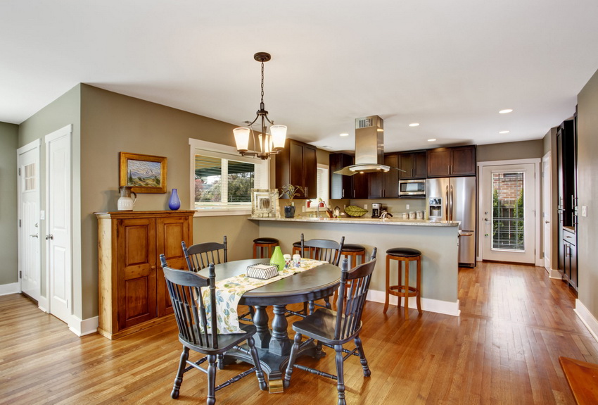 Vienintelis skirtingų stilių apvalaus stalo dizaino skirtumas yra gamybos medžiaga Vienintelis skirtingų stilių apvalaus stalo dizaino skirtumas yra gamybos medžiaga