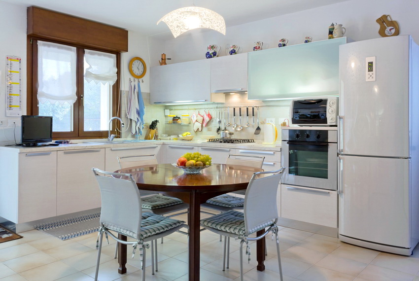 Medinis virtuvės stalas dažnai gaminamas iš medžio masyvo arba iš jų gautų medžiagų, tokių kaip medžio drožlių plokštės ir MDF. Medinis virtuvės stalas dažnai gaminamas iš medžio masyvo arba iš jų gautų medžiagų, tokių kaip medžio drožlių plokštės ir MDF.