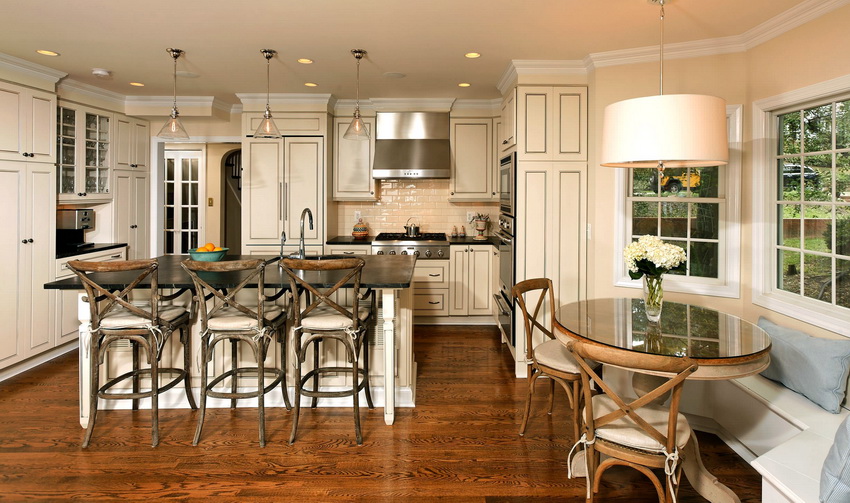 Dažnai apvalus stalas patenka į virtuvės kampą ir sukuria su juo vieną kompoziciją. Dažnai apvalus stalas patenka į virtuvės kampą ir sukuria su juo vieną kompoziciją.