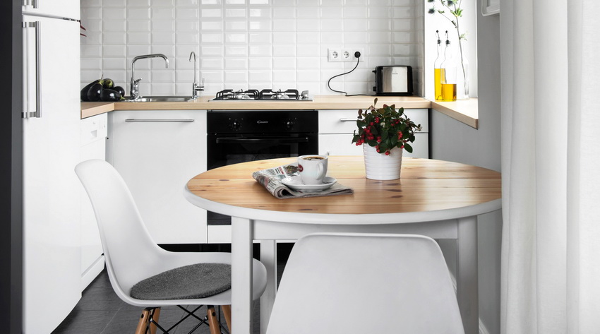 Jei virtuvėje nėra pakankamai vietos, stalas dedamas prie sienos. Jei virtuvėje nėra pakankamai vietos, stalas dedamas prie sienos.