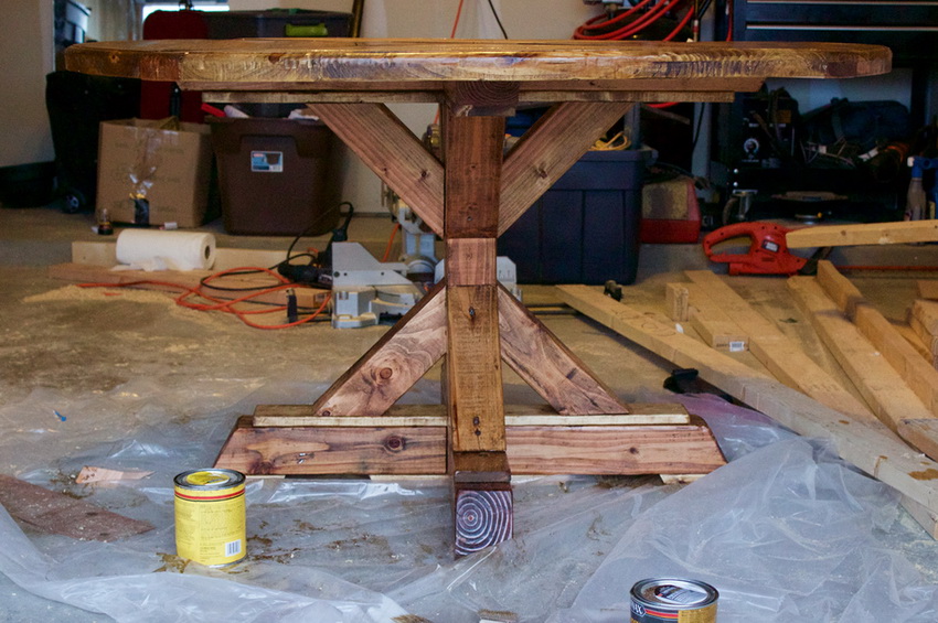 Padarę apvalų stalą iš medžio savo rankomis, turite padengti gaminį dažais ir lakais, kad pailgintumėte jo tarnavimo laiką. Padarę apvalų stalą iš medžio savo rankomis, turite padengti gaminį dažais ir lakais, kad pailgintumėte jo tarnavimo laiką.