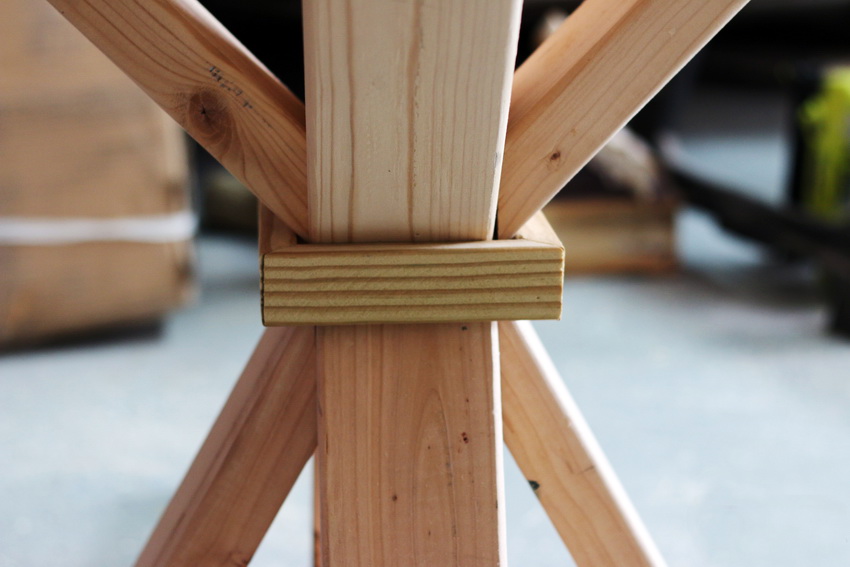 Kryžiaus formos apvalaus stalo atrama atrodo gana stilingai Kryžiaus formos apvalaus stalo atrama atrodo gana stilingai