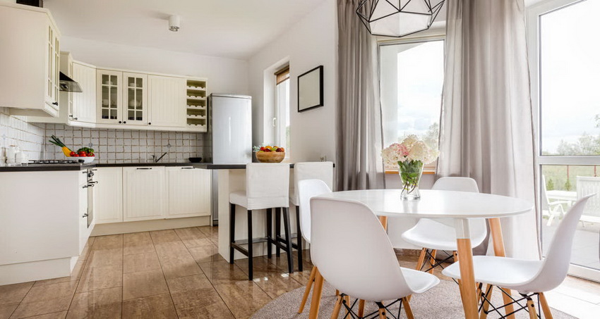 Baltas stalas yra labai reikalaujantis priežiūros, tačiau virtuvėje sukuria šventinę atmosferą. Baltas stalas yra labai reikalaujantis priežiūros, tačiau virtuvėje sukuria šventinę atmosferą.