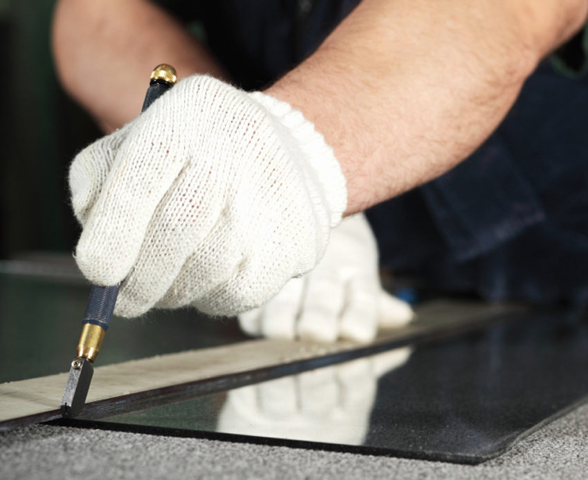 Hvis der ikke er nogen erfaring med glas, er det bedre at lave en rektangulær eller firkantet bordplade. Hvis der ikke er nogen erfaring med glas, er det bedre at lave en rektangulær eller firkantet bordplade.