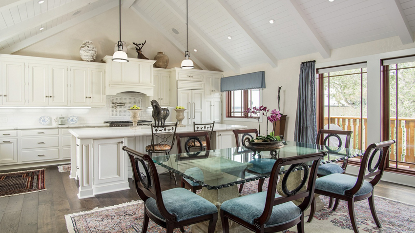 Takket være den gennemsigtige overflade på bordpladen er det muligt at udvide køkkenets plads visuelt Takket være den gennemsigtige overflade på bordpladen er det muligt at udvide køkkenets plads visuelt