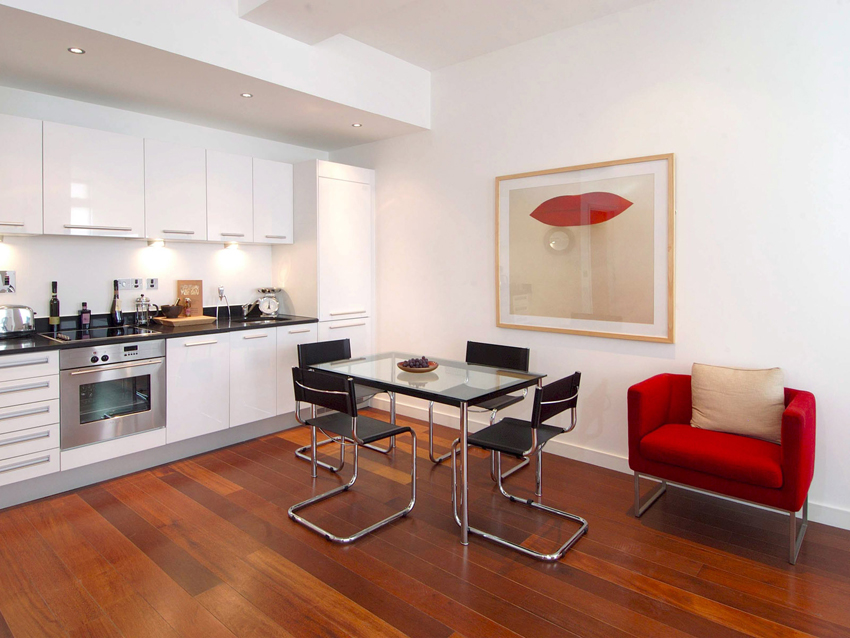 Kombinationen af metal med en gennemsigtig glasplade i streng form vil se godt ud i high-tech stil Kombinationen af metal med en gennemsigtig glasplade i streng form vil se godt ud i high-tech stil